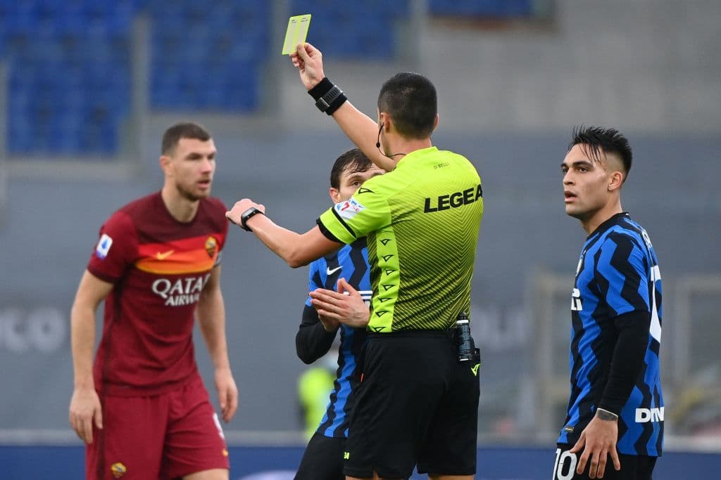 Se emapata el encuentro entre la Roma e Inter 2-2, durante la Jornada 17 de la Serie A. Lorenzo Pellegrini abrió el marcador a favor de los Giallorossi, pero los goles de Skriniar y Hakimi pusieron arriba a los 'Nerazurri', fue al minuto 86 cuando Gianluca Mancini igualó el marcador.