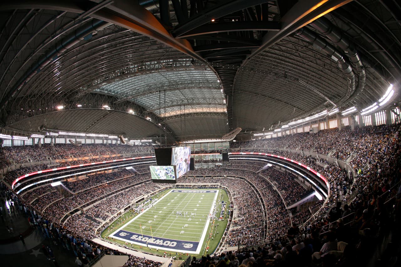 Dallas cuenta con dos estadios que podrían ser sedes: el Cotton Bowl y el AT&T Stadium de Arlington. Los dos tienen capacidad para más de 85 mil fanáticos.