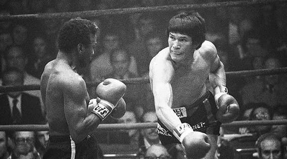 ‘Mantequilla’ era un peso ligero natural, pero al no encontrar rivales tuvo que subir a welter y enfrentó a Monzón en medio. Hay que recordar que en ese entonces no existían las divisiones intermedias. Nápoles pesó 153 libras, el argentino 159. En el ring fue una carnicería, Monzón terminó con José Ángel en seis episodios. Después de la golpiza el cubano-mexicano no volvió a ser el mismo. (Texto: Geovany Guerrero)