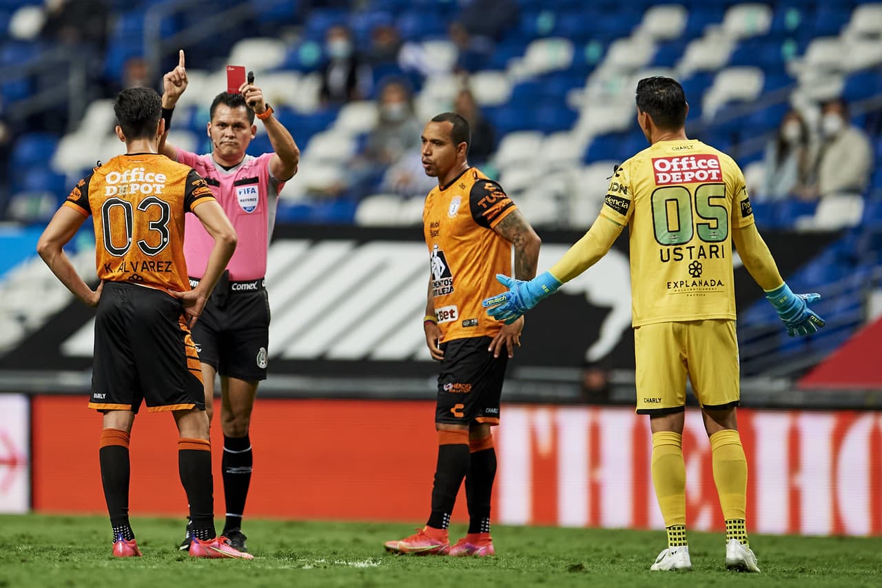 Pérez Durán corrigió una tarjeta roja injusta Kevin Álvarez.