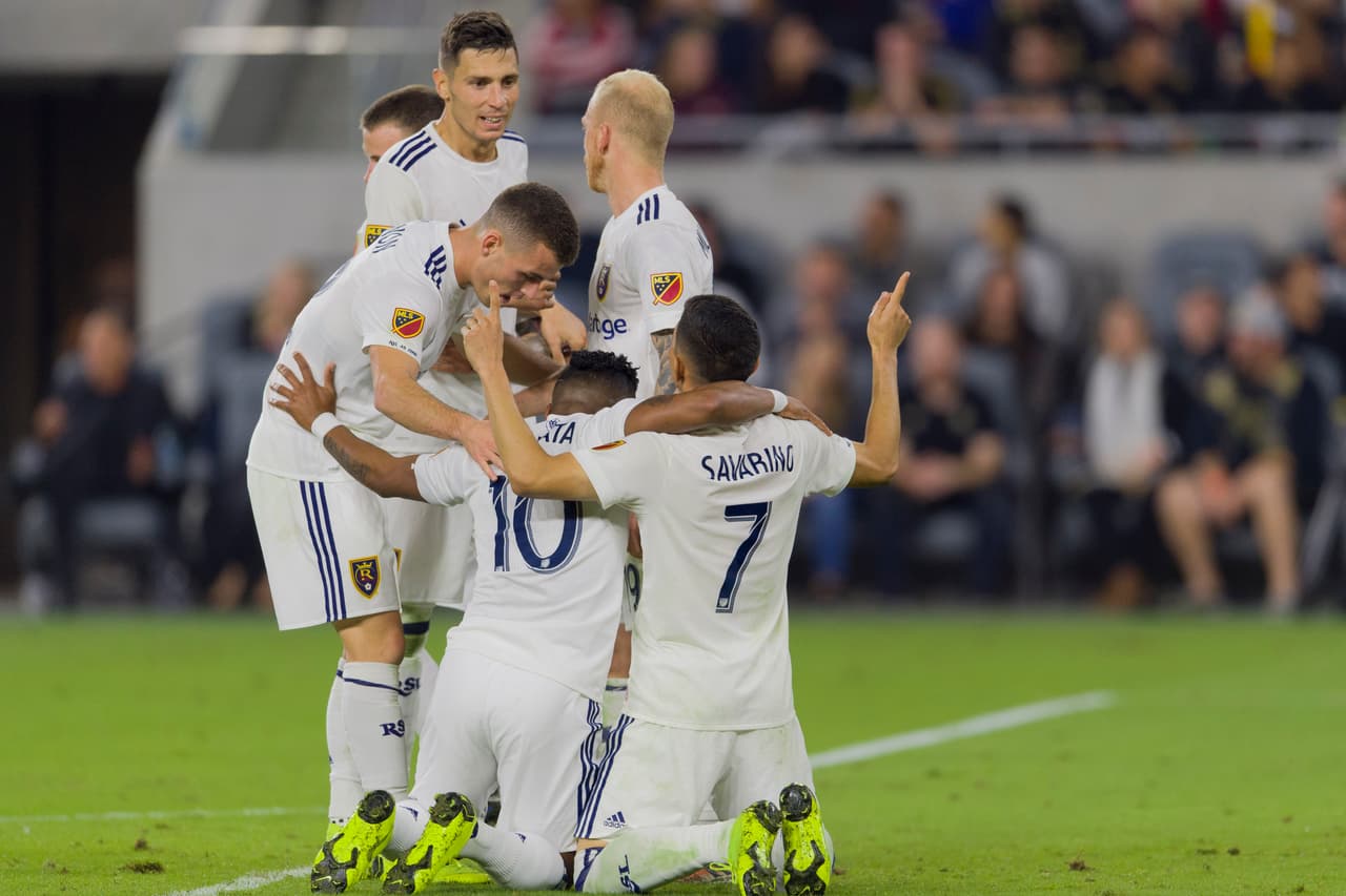 Y a los 69 minutos el venezolano Jefferson Savarino pudo el 3-2 para sorpresa de todos. El Banc of California Stadium se acalló, se hizo un gran silencio por el inesperado gol de la voltereta.