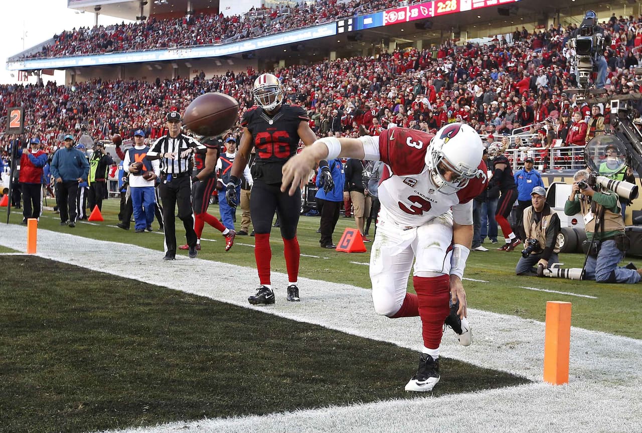 Un acarreo de ocho yardas de Carson Palmer aseguró el triunfo de los Cardinals sobre los 49ers por 19-13.