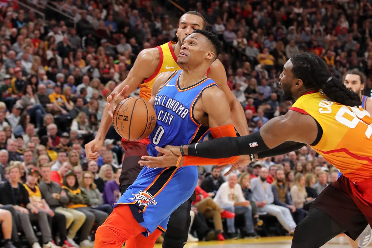 <b>OKLAHOMA CITY 98-89 UTAH</b>. Una dolorosa derrota para el Jazz (37-39) en casa en aras de amarrar su pase a Playoffs, ante un caliente equipo del Thunder (41-26), que se afianza al cuarto lugar del Oeste.