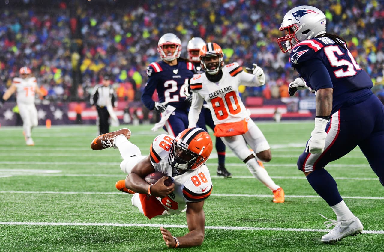 Demetrius Harris realizó una gran atrapada que acercó a los Browns hacia campo del adversario y logró la anotación.