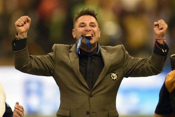 Antonio Mohamed dejó a un lado los problemas extracancha y vivió su recompensa logrando el campeonato, aquí lo vemos mordiendo la medalla de campeón con las Águilas.