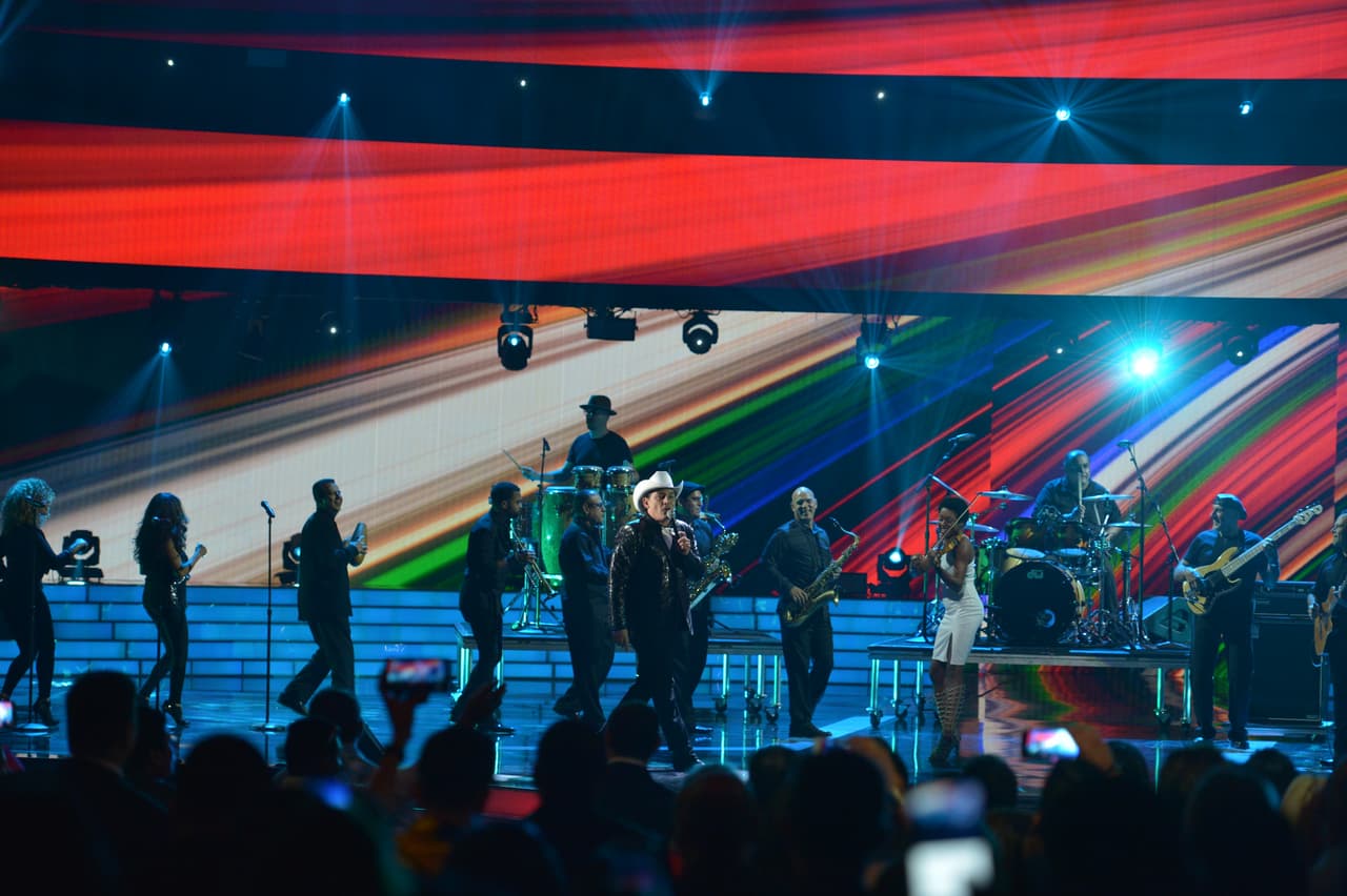 Noel Torres interpretó en la Ceremonia del Balón de Oro el tema 'Por haber sido mia'.