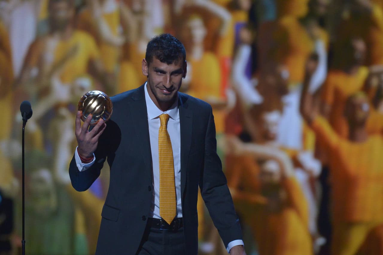 Nahuel Gúzman se llevó el Balón de Oro a la mejor atajada del año en el fútbol mexicano.