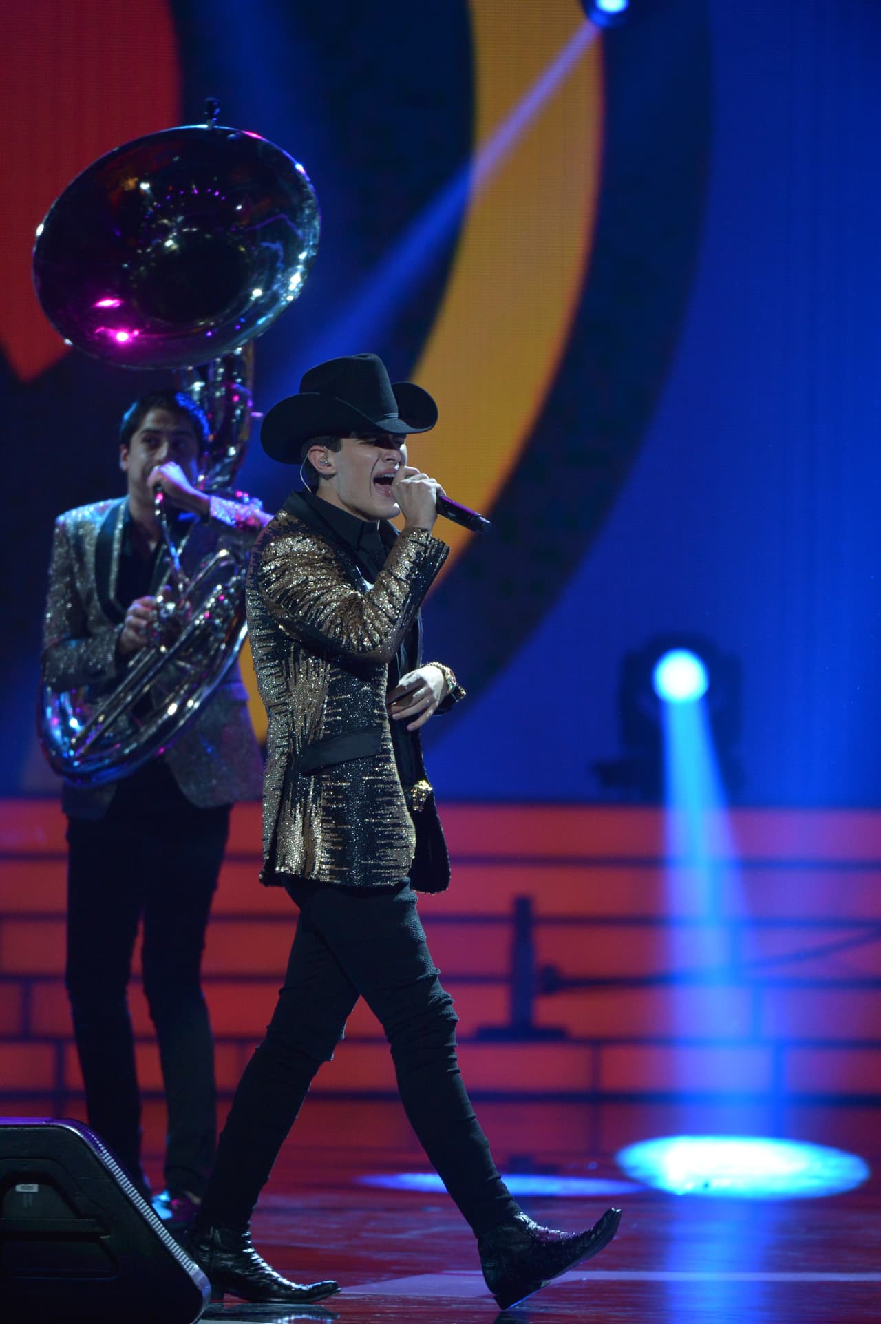 Adriel Favela también participó con su show musical en el escenario.