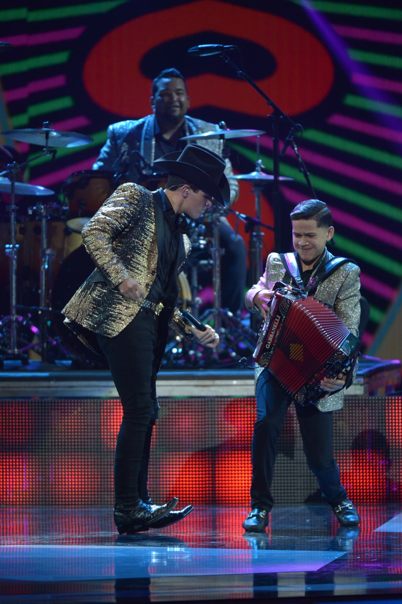 Adriel Favela también participó con su show musical en el escenario.