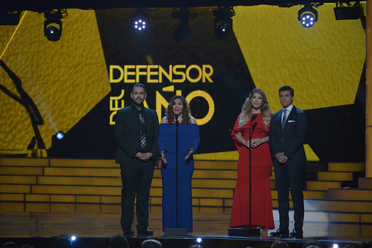 Gonzalo Pineda fue el encargado de anunciar a Gerardo Alcoba como defensor del año.