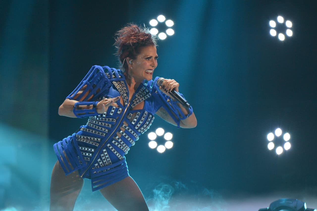 Alejandra Guzmán encendió el escenario del Balón de Oro con su música y sorprendente figura.