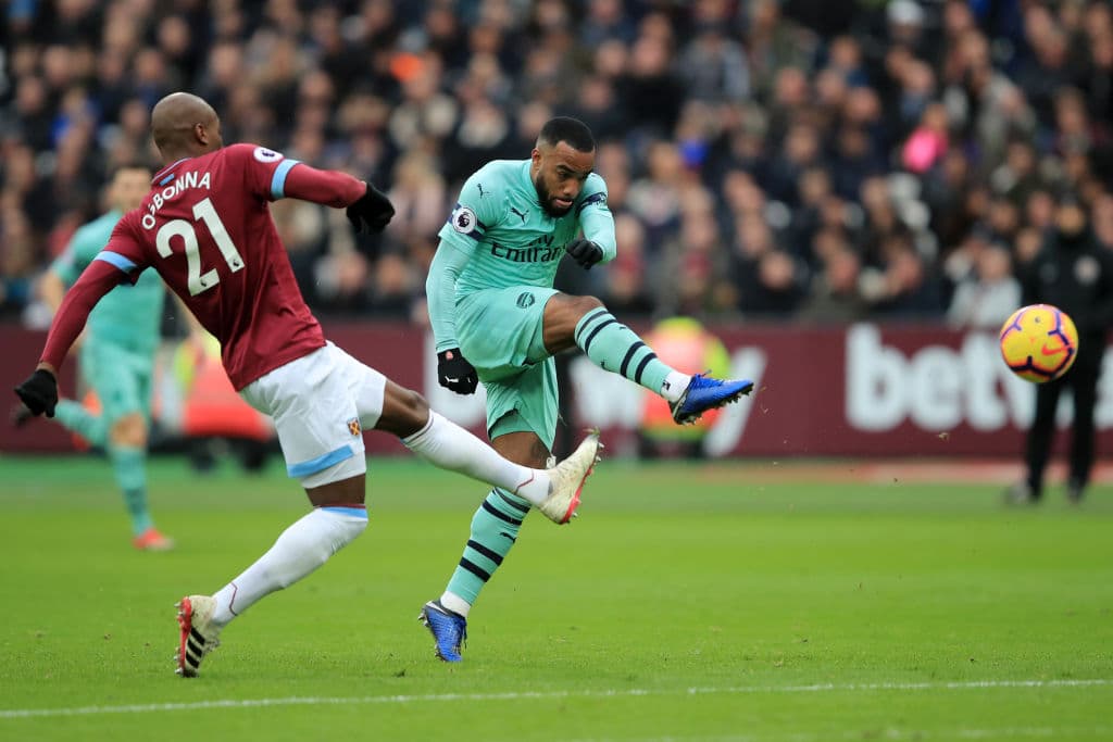 Pero el Arsenal daba sensación de peligro en los contragolpes, aquí Lacazette en una llegada de peligro para los Gunners que solo quedó en susto para los Hammers.