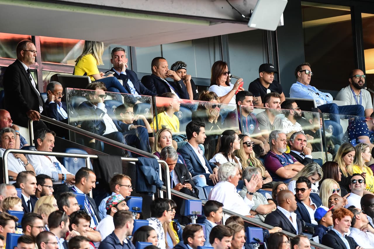 Zahavi (izq. en la tribuna) ha mostrado sus alcances y hace dos años compró un club, algo prohibido para un agente por las normas de FIFA, pero luego lo vendió a dos familiares por 10 euros.