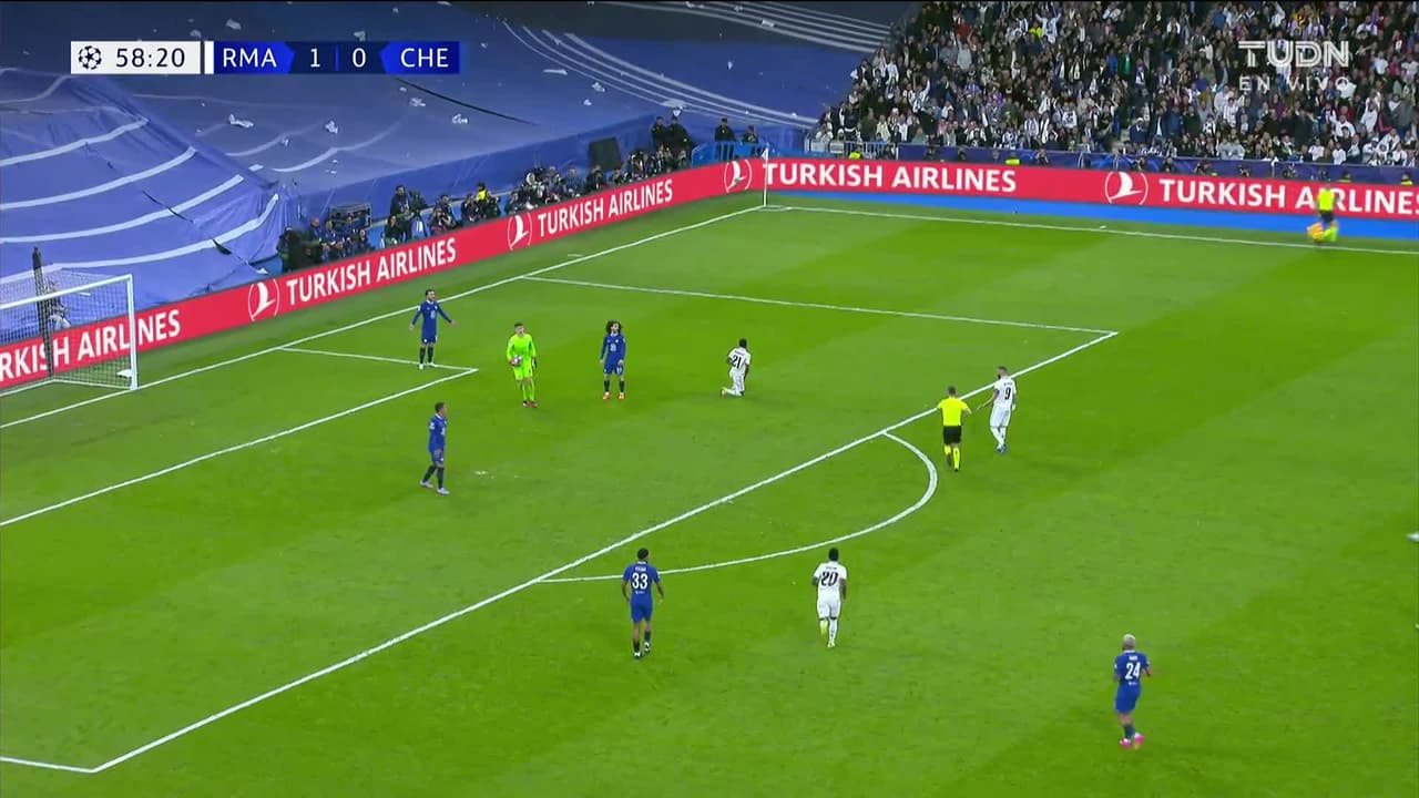 ¡Expulsión! El árbitro saca la roja directa a Ben Chilwell.