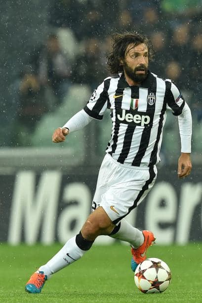 En mediocampo la Juventus contará con una leyenda del balompié europeo como lo es Andrea Pirlo. El italiano tiene una calidad técnica depurada e impone respeto ante cualquier rival que lo enfrente. Es el gran símbolo del club transalpino y su toque de balón puede ser definitorio.