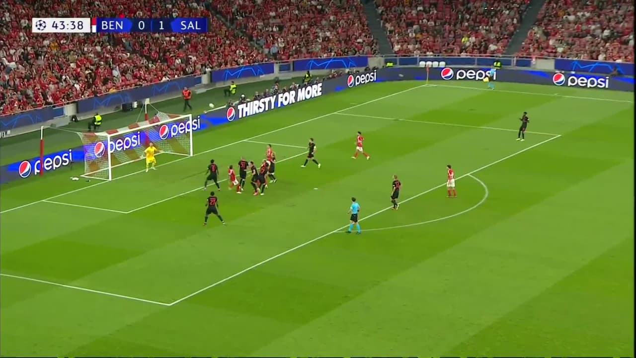 ¡TIRO ATAJADO! disparo por Nicolás Otamendi.