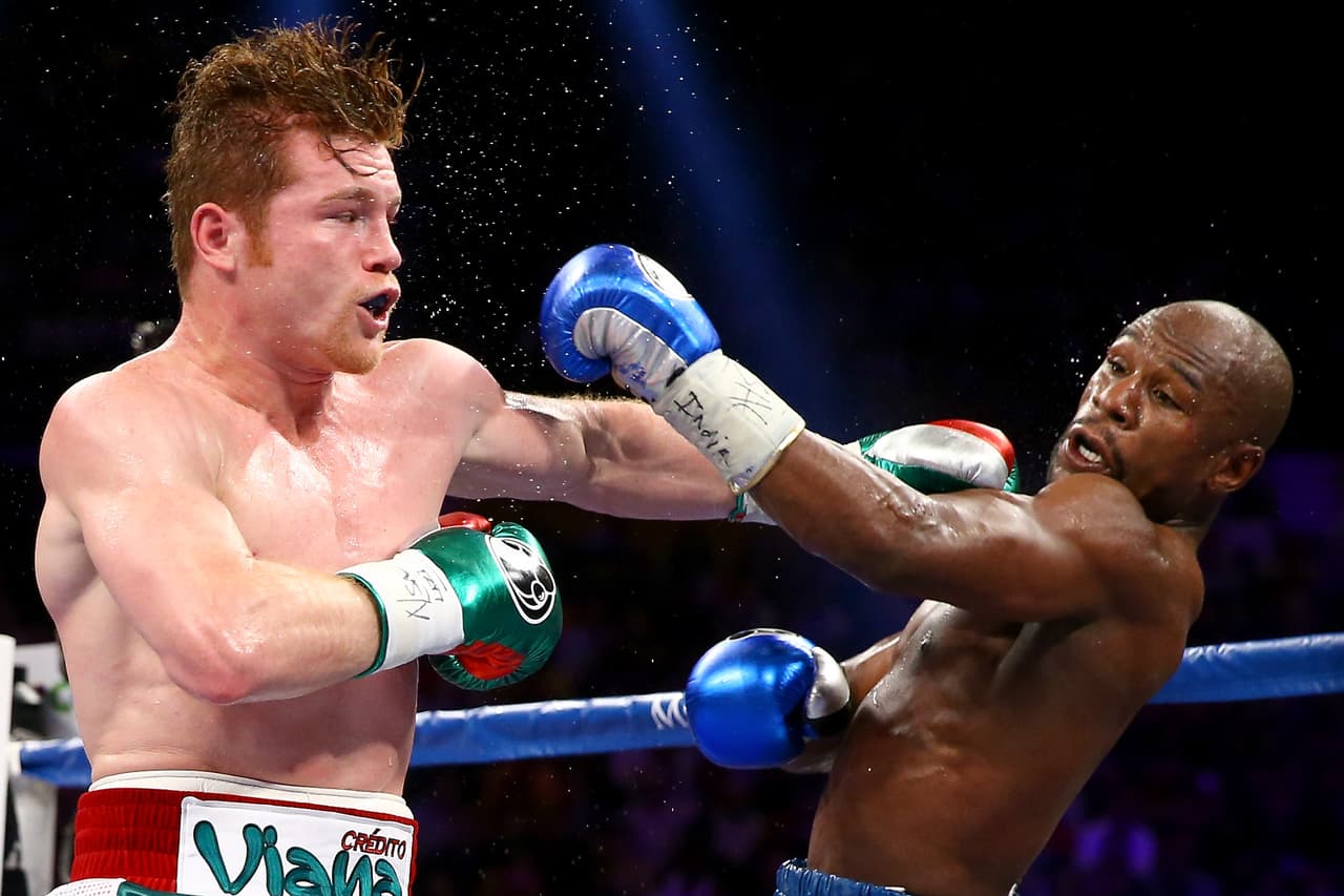 <b>8) Su primer revés</b>. Canelo Álvarez se midió ante Floyd Mayweather Jr. en pleito por los cinturones WBC/WBA en las 154 libras en MGM Grand Garden Arena el 14 de septiembre de 2013. Por decisión unánime 'Money' mantuvo su invicto a costa de propinarle el primer sinsabor a un muy joven Canelo.