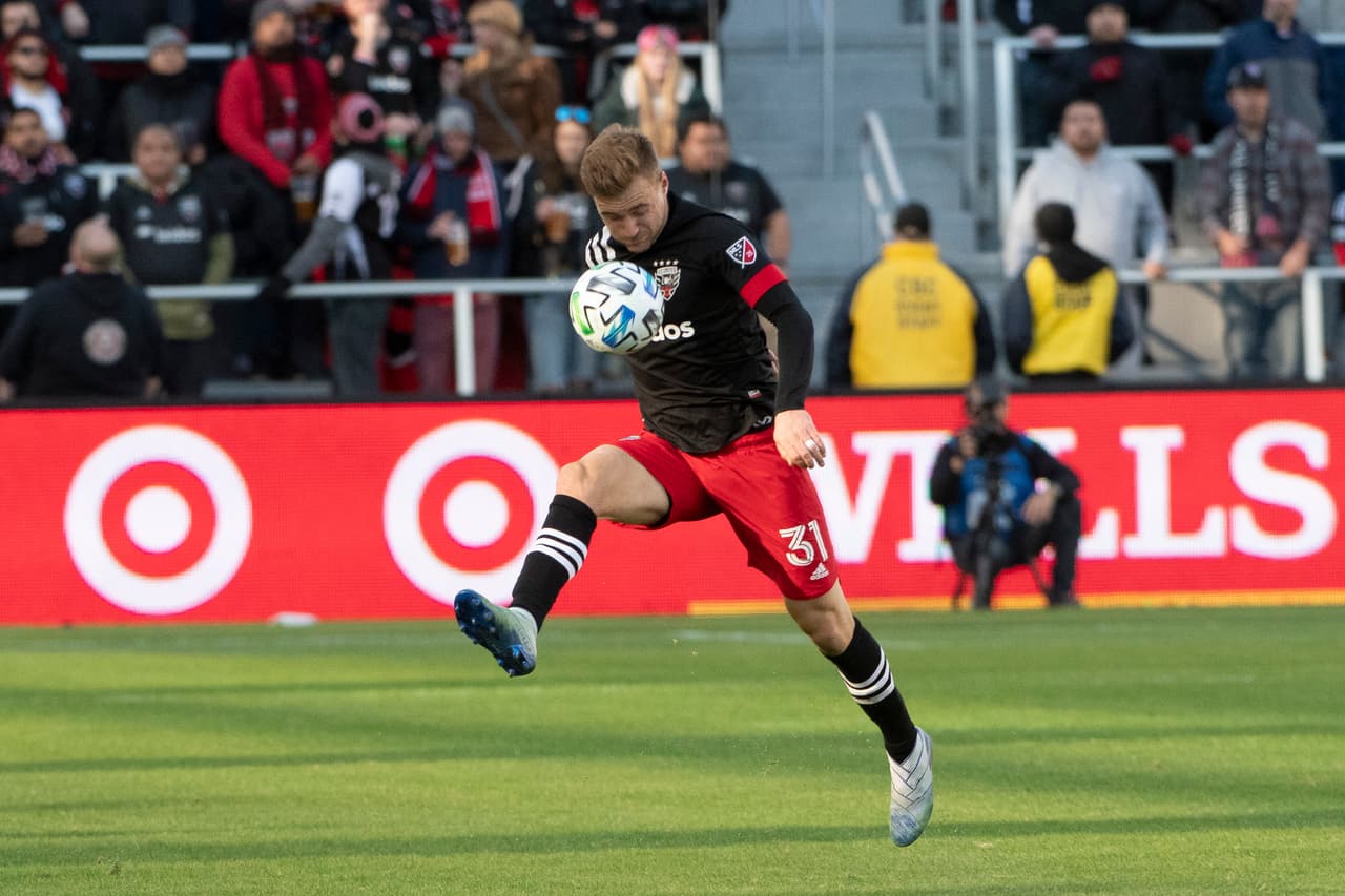Julian Gressel recentra el balón en busca del empate ante el Inter Miami.