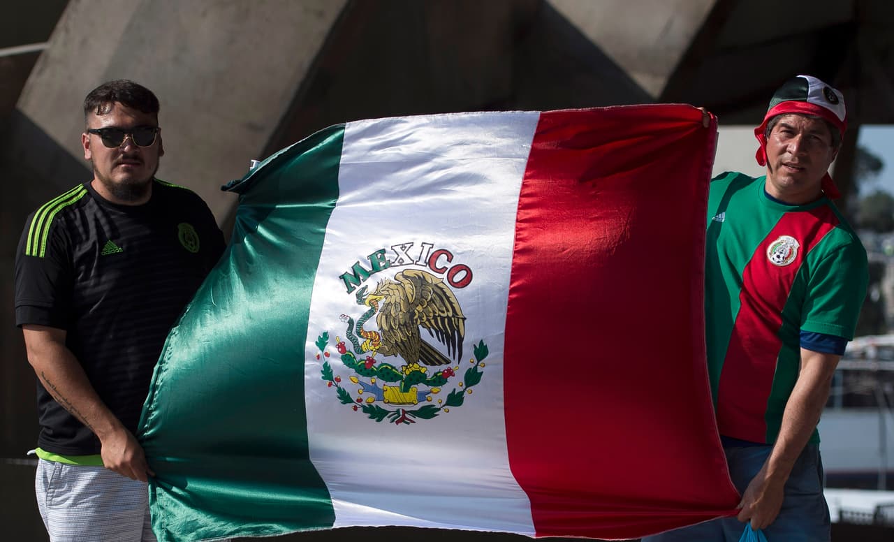 Las banderas, los atuendos típicos y el verde, blanco y rojo se hicieron presentes en el Estadio Azteca. Como siempre, la afición mexicana respondió para apoyar a la Selección.