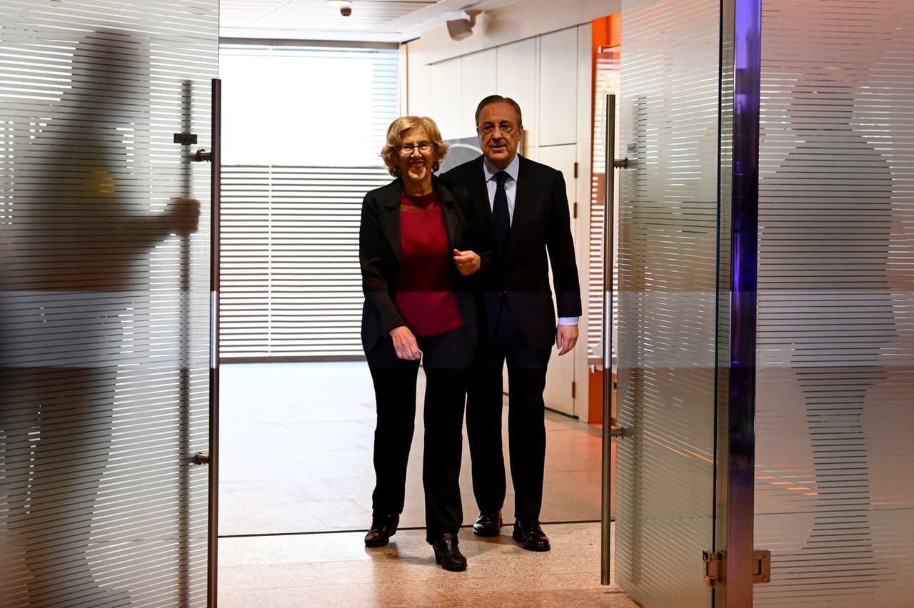 Florentino Perez y la alcaldesa de Madrid Manuela Carmena fueron quienes presidieron el evento en el salón VIP del estadio de Chamartín.