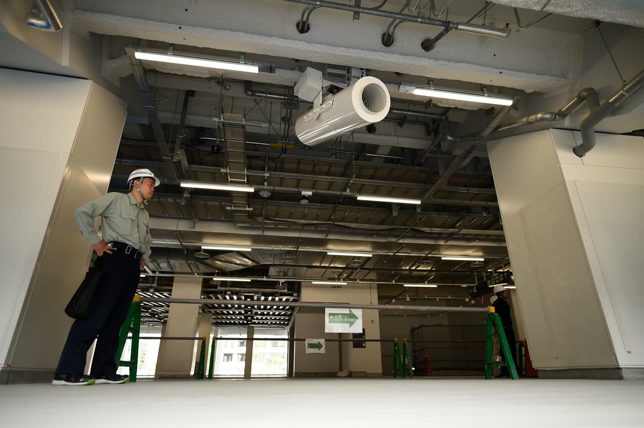 Está equipado con un espacio de almacenamiento de agua, conservas y otros útiles para aquellos que no pudieran regresar a sus hogares en caso de emergencia.