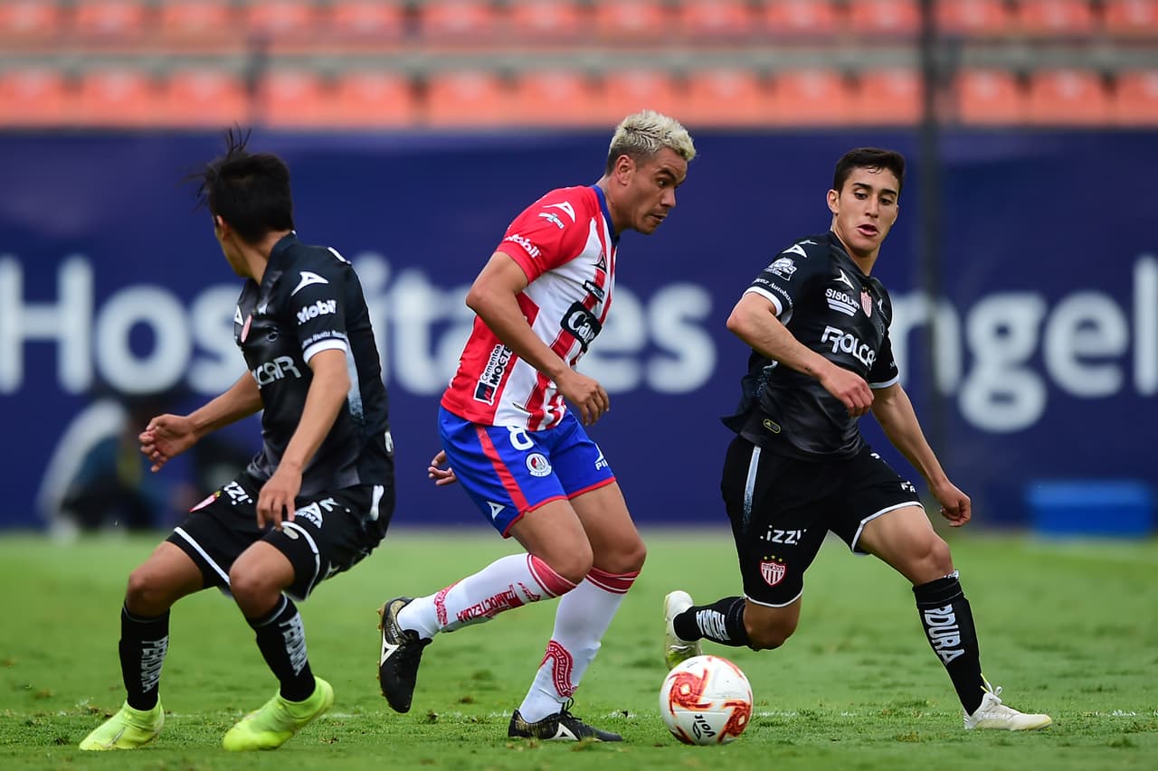 Necaxa por fin logra volver a penetrar la defensa del Atlético San Luis, pero los disparos no salen hacia el arco de Axel Werner.