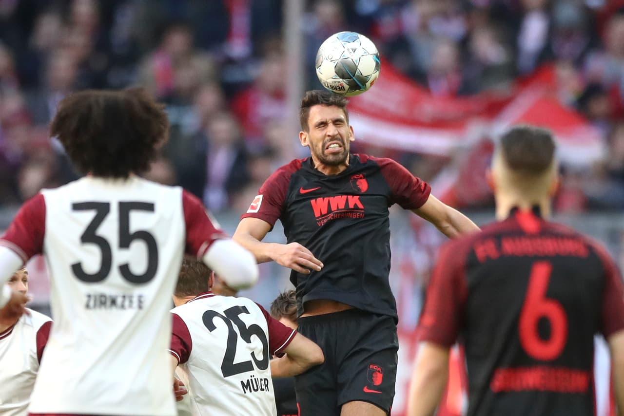 Rani Khedira buscando ganar el juego aéreo.