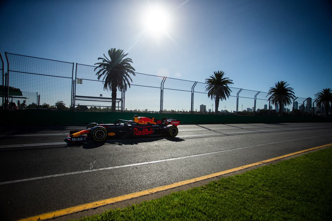 Este viernes se corrieron las dos sesiones de práctica en Melbourne en las que Lewis Hamilton fue el más veloz llegando a hacer la vuelta en 1:22:600. Sebastian Vettel y Valtteri Bottas lo escoltaron cada uno en una de las jornadas. Este sábado en la mañana será la clasificación y el domingo habrá bandera verde.