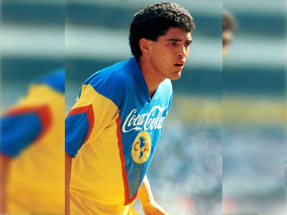 Llegó al rival de toda la vida: el América. Ahí se encontró con ‘el Cuau’, que ya brillaba por su habilidad con el balón.