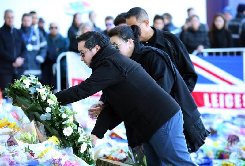 La esposa y el hijo de Vichai Srivaddhanaprabha, propietario del Leicester City, presentaron sus ofrendas junto miles de hinchas del club que se despidieron del hombre que falleció en un accidente de helicóptero de forma trágica.