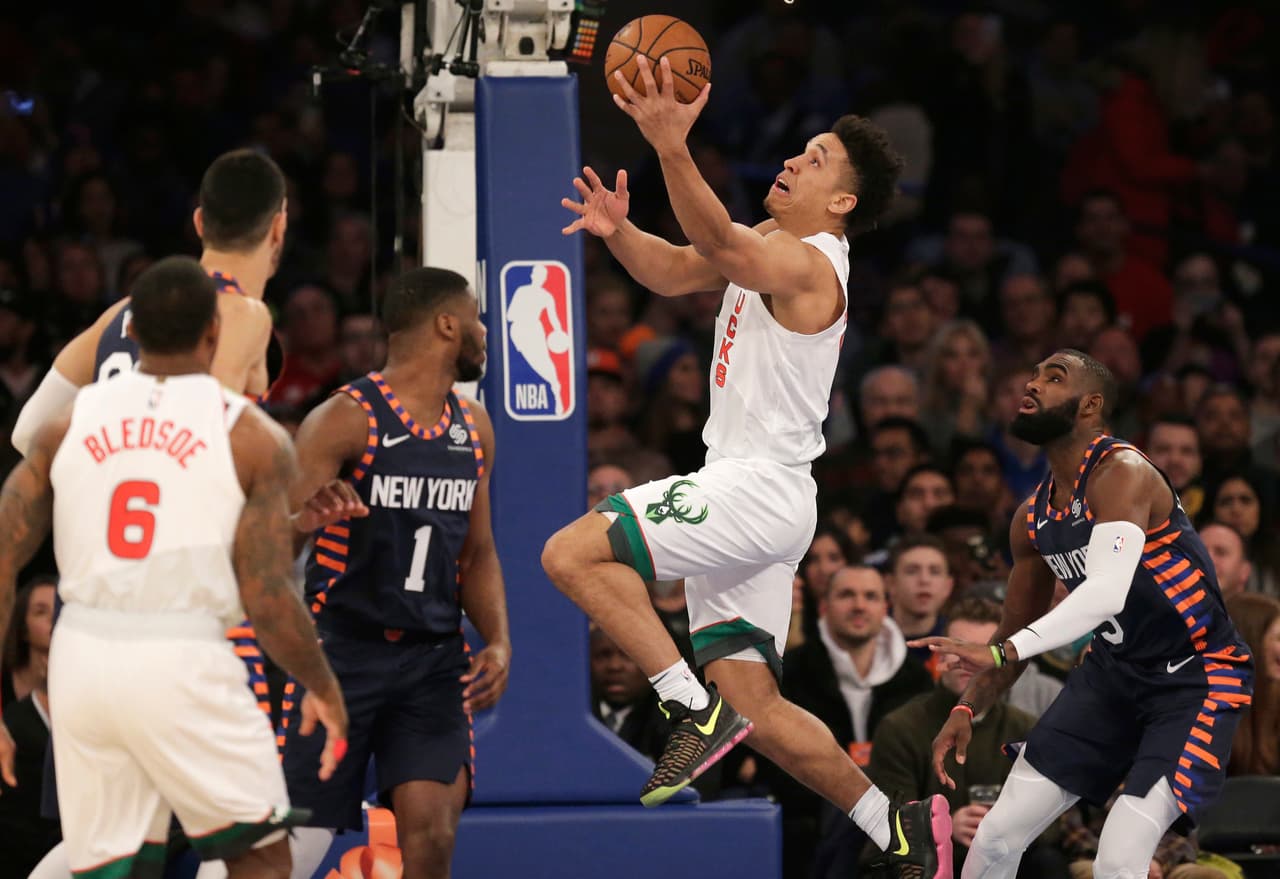 Malcolm Brogdon, con el balón en la foto, finalizó con 17 puntos por los Bucks, quienes se recuperaron de una derrota el pasado sábado ante Miami y lograron su quinta victoria en seis encuentros.