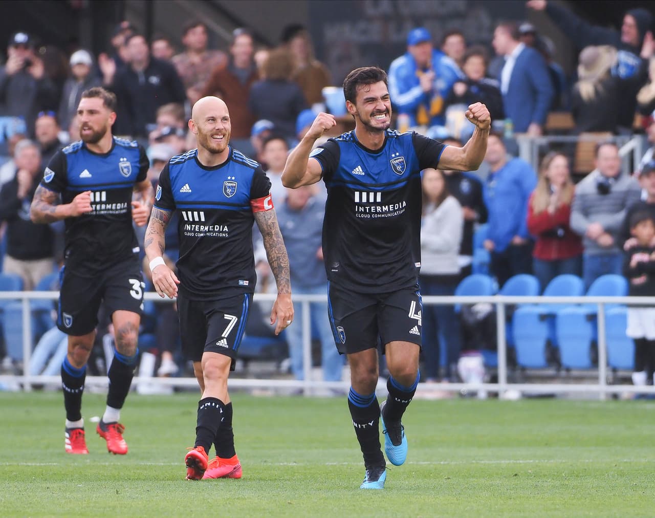 Oswaldo Alanís rescató un punto para el San Jose Earthquakes en el tiempo agregado, el defensor anotó un golazo de tiempo libre. Empataron 2-2 con el Toronto.