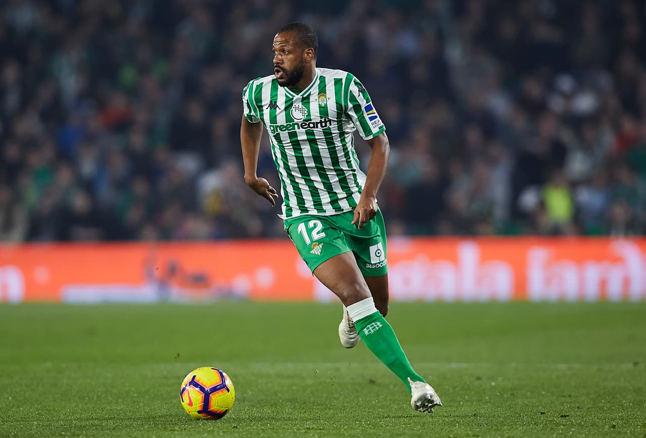 <b>Sidnei - </b>Después de perder la categoría con el Deportivo La Coruña, el defensor brasileño decidió quedarse en España con el Betis, que lo compró por 
<b>2,5 millones de euros.</b>