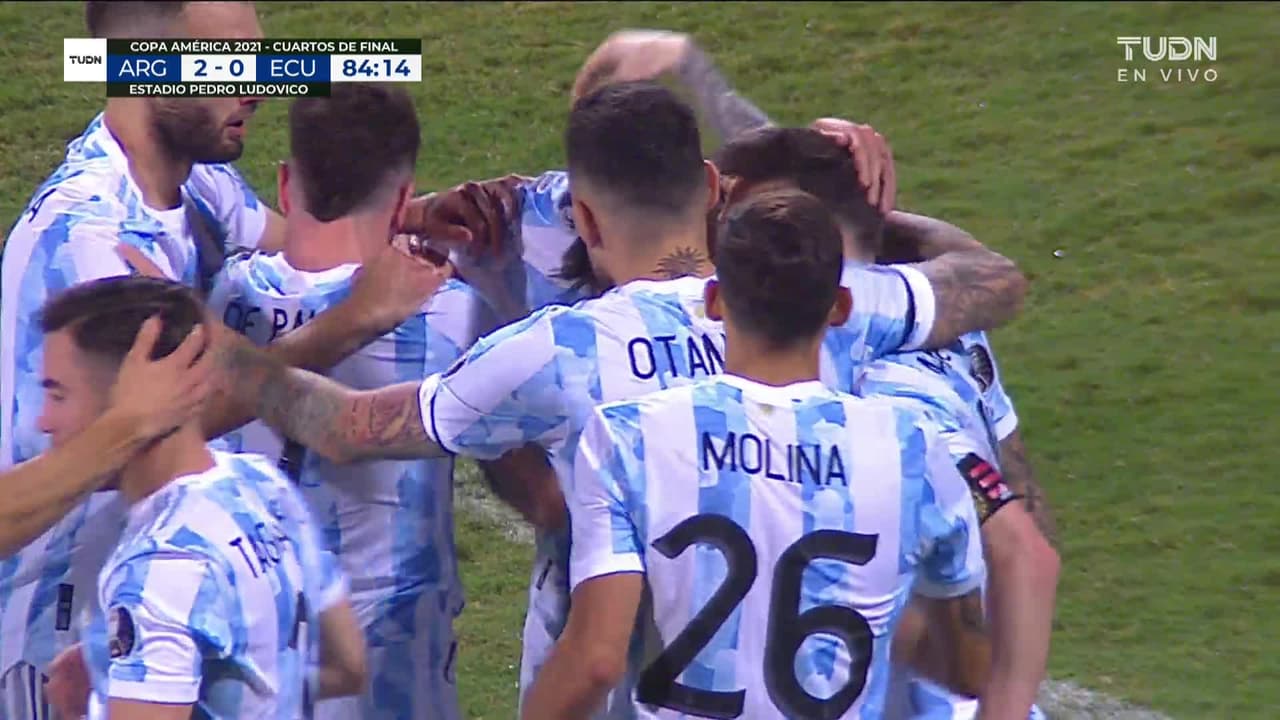 ¡GOL!  anota para Argentina. Lautaro Martínez