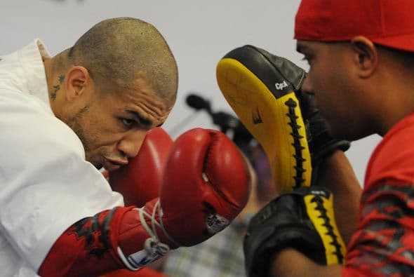 Junto a su entrenador, Joe Santiago, Miguel Cotto afina los últimos detalles para enfrentar al filipino.