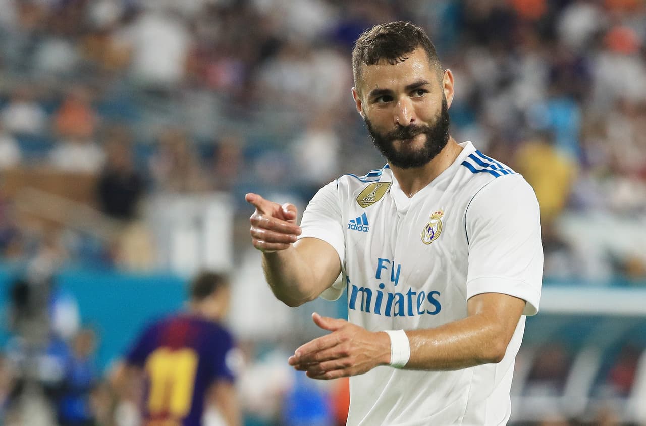 Karim Benzema renovó en el 2014 y según la prensa española su claúsula también vale mil millones de euros.