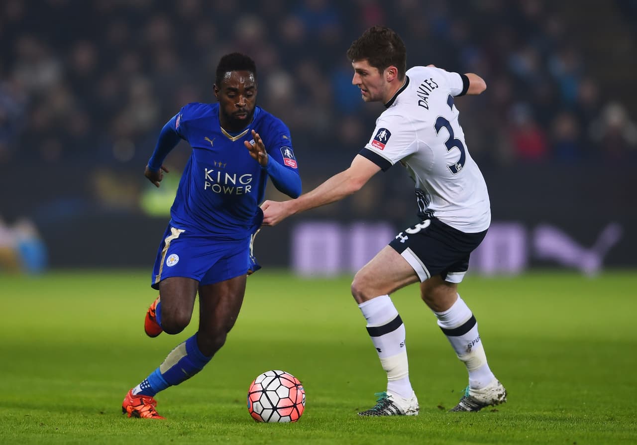 El inglés Nathan Dyer es un jugador que con su 1,65 de estatura y contextura delgada parecería estar en desventaja en la fuerte Premier League, pero que en 2016 fue campeón como volante del Leicester City.