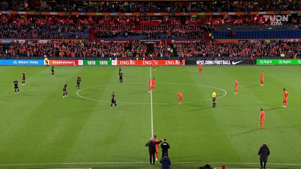 Arranca el partido y la pelota está en juego.
