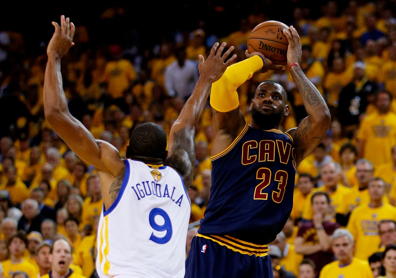 El 23 de Cleveland logró ser uno de los mejores anotadores de la temporada regular, la cual finalizó con un promedio de 25.3 puntos por juego y 7.4 asistencias.