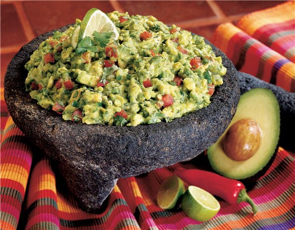 Sencillamente delicioso y fácil de prepapar el Guacamole es la botana adecuda para todos los eventos, recuerda acompañarlo con unos totopos, un poco de salsa pico de gallo y unas bebidas bien frías. ¡Para chuparse los dedos!