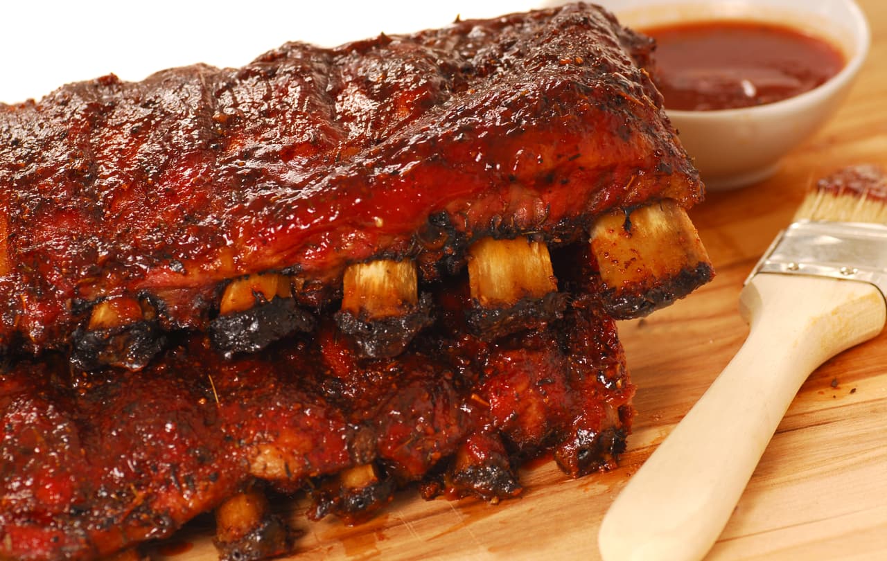 Si lo que buscas es que tus invitados se chupen los dedos, qué tal unas ricas ¡Barbecue ribs! Sin duda una excelente opción para disfrutar de una tarde viendo a tu selección favorita.