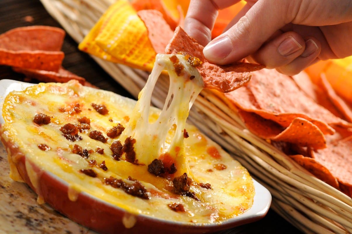 Para los amantes del queso, qué tal un delicioso queso fundido acompañado con un poco de chorizo o tocino, sin duda este snack es fácil de preparar y rico para compartir las tardes de fútbol.