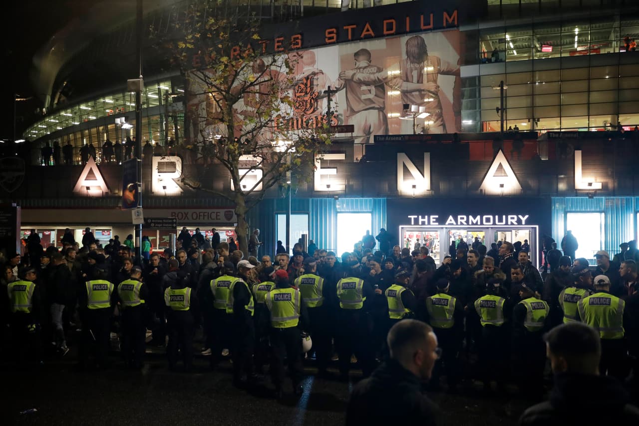 Frankfurt vence con doblete del japonés Daichi Kamada 2-1 al Arsenal en Londres. Unai Emery, director técnico del Arsenal vive momentos difíciles y más tras esta derrota.