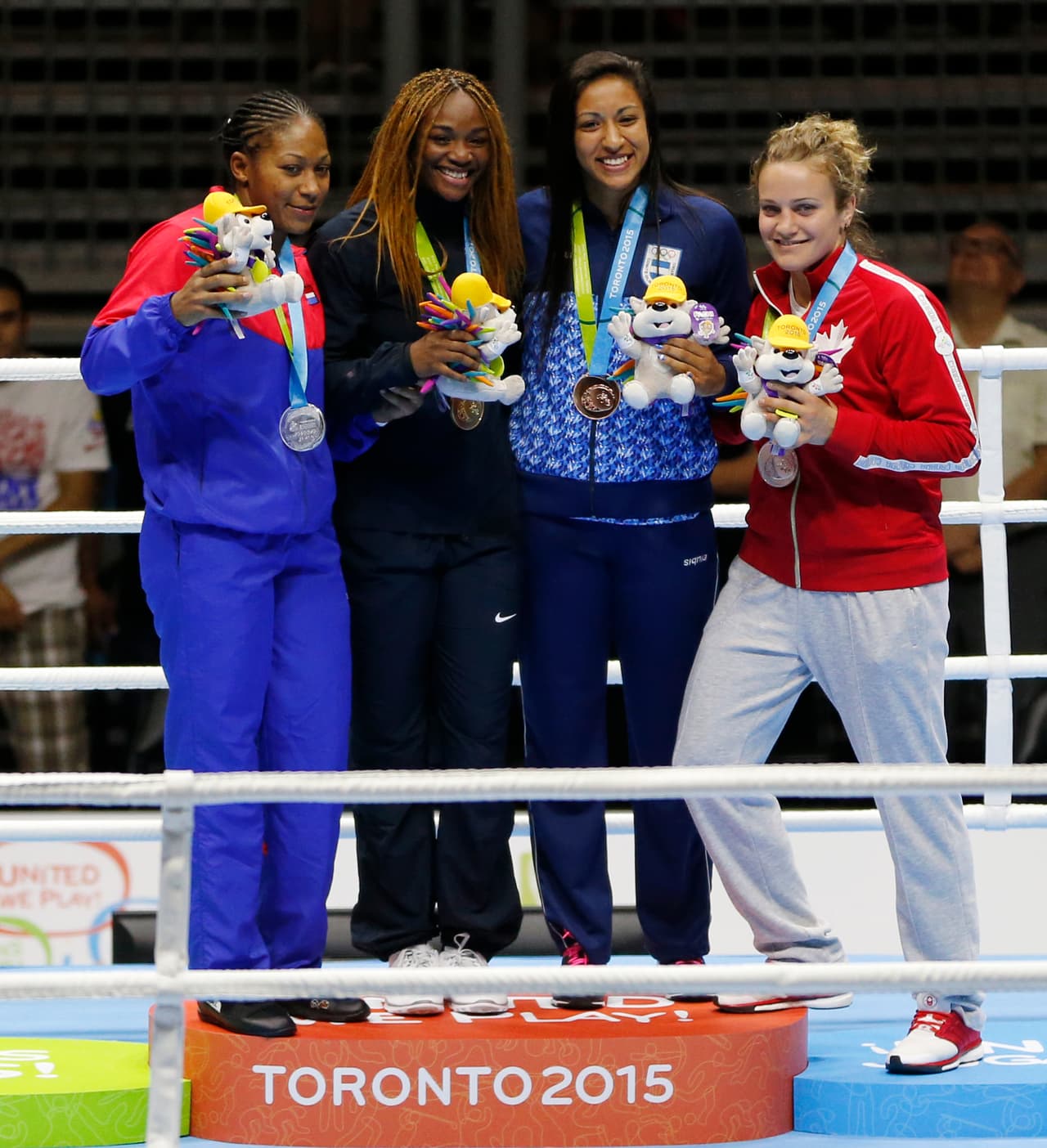 Claressa Shields de Estados Unidos ganó el oro en peso medio, Yenebier Guillén de Dominicana la plata, Lucía Pérez de Argentina y Ariane Fortín el bronce.