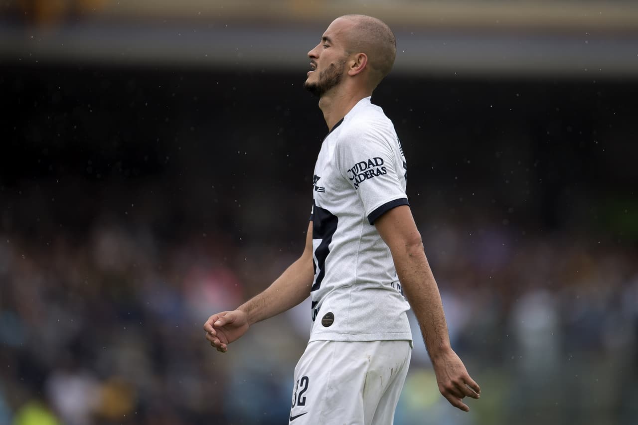 Con sólo 20 años decidió abrirse camino en el futbol y tuvo que emigrar al Magallanes de Chile.