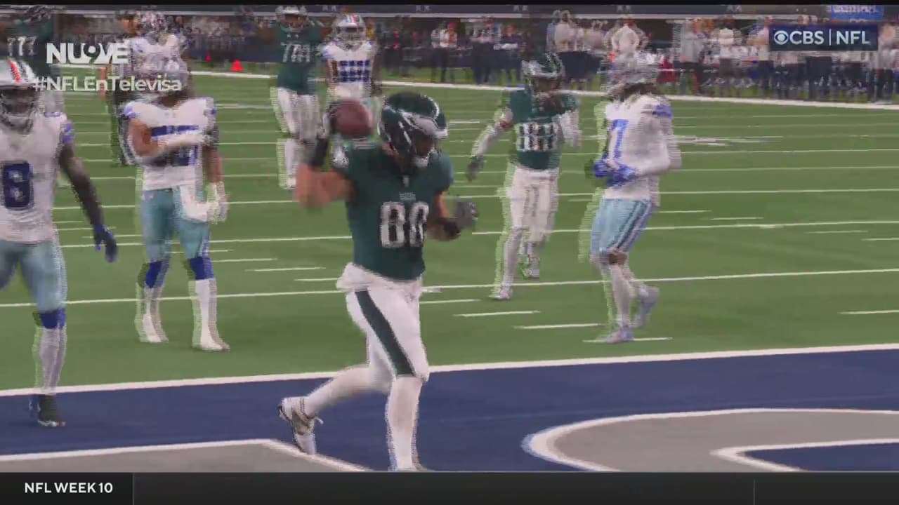 ¡Ahora sí! Hurts completa con Goedert para el touchdown