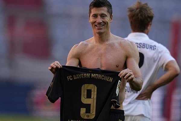 Lewandoswki llega a 41 goles y supera récord de Gerd Müller