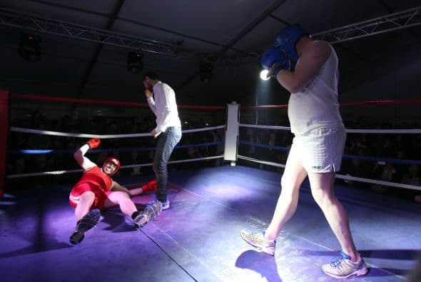"Pasé de boxear a bailar en un momento, no sabía si tenía que golpear a la joven o bailar con mi adversario en el ring", bromeó el sacerdote.