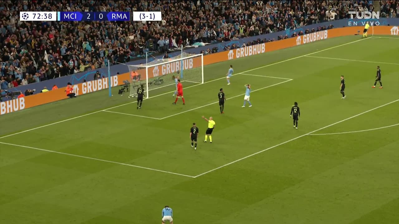 ¡TIRO ATAJADO! disparo por Erling Haaland.