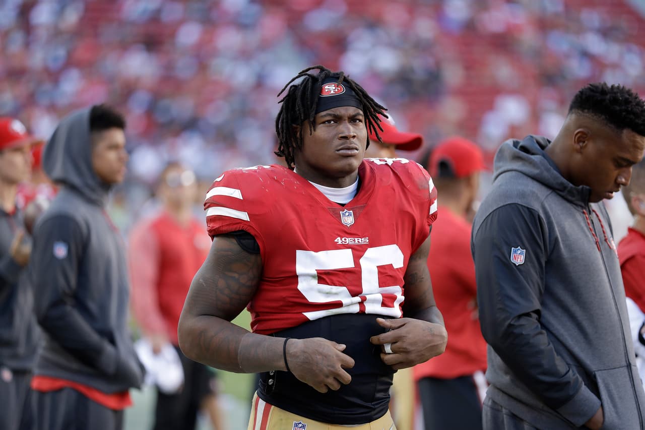 En esta fotografía de archivo del 22 de octubre de 2017, el linebacker de los 49ers de San Francisco, Reuben Foster (56), permanece a un lado de la cancha en la segunda mitad del partido de la NFL contra los Cowboys de Dallas en Santa Clara, California. Foster fue arrestado el viernes 12 de enero de 2018 en Alabama acusado de posesión de marihuana en segundo grado y lo pusieron en libertad tras el pago de una fianza. (AP Foto/Marcio José Sanchez, Archivo)